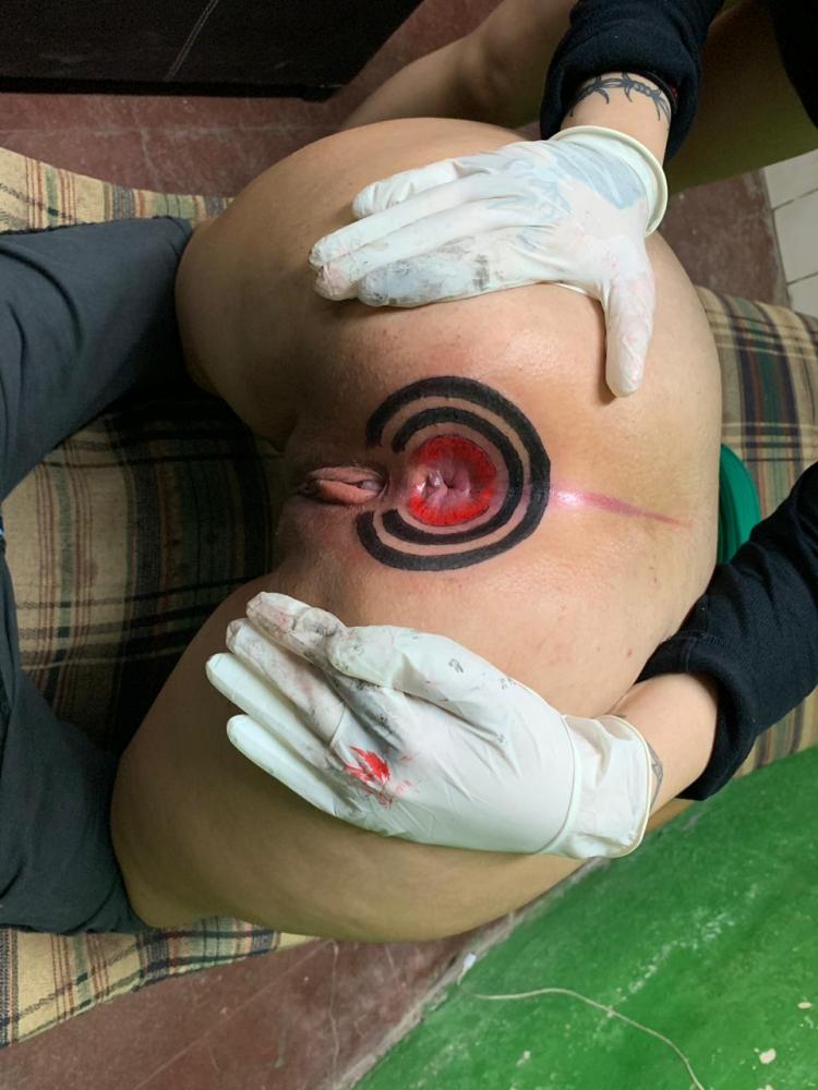 Mulher Flagrada Fazendo Tatuagem No Cu (2)