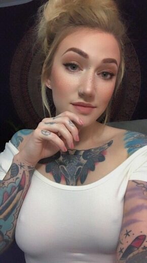 Loirinha linda tatuada em fotos pelada