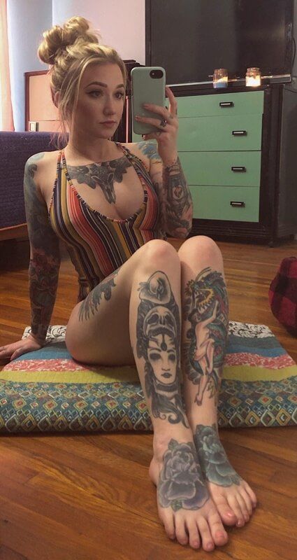 Loirinha Linda Tatuada Em Fotos Pelada (15)